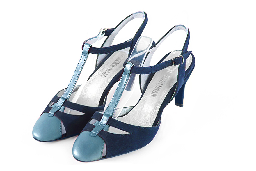 Salomés habillées, élégantes et raffinées,ouvertes à l'arrière, coloris bleu canard. Bout rond. Mi-haut à haut. Talon fin. Cérémonie, soirée, cocktail, évènementiel. Personnalisation : Choix des cuirs, 
                des couleurs et des talons. Petites et grandes pointures. - Florence KOOIJMAN