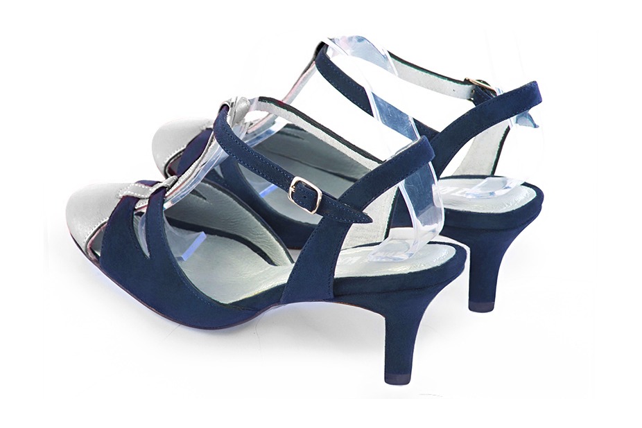 Chaussure femme à brides : Salomé ouverte à l'arrière couleur argent platine et bleu marine. Bout rond. Talon mi-haut fin. Vue arrière - Florence KOOIJMAN