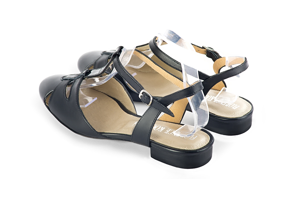 Chaussures salomé femme ouvertes à l'arrière noir brillant et noir satiné. Bout rond. Semelle en cuir plate - Vue arrière