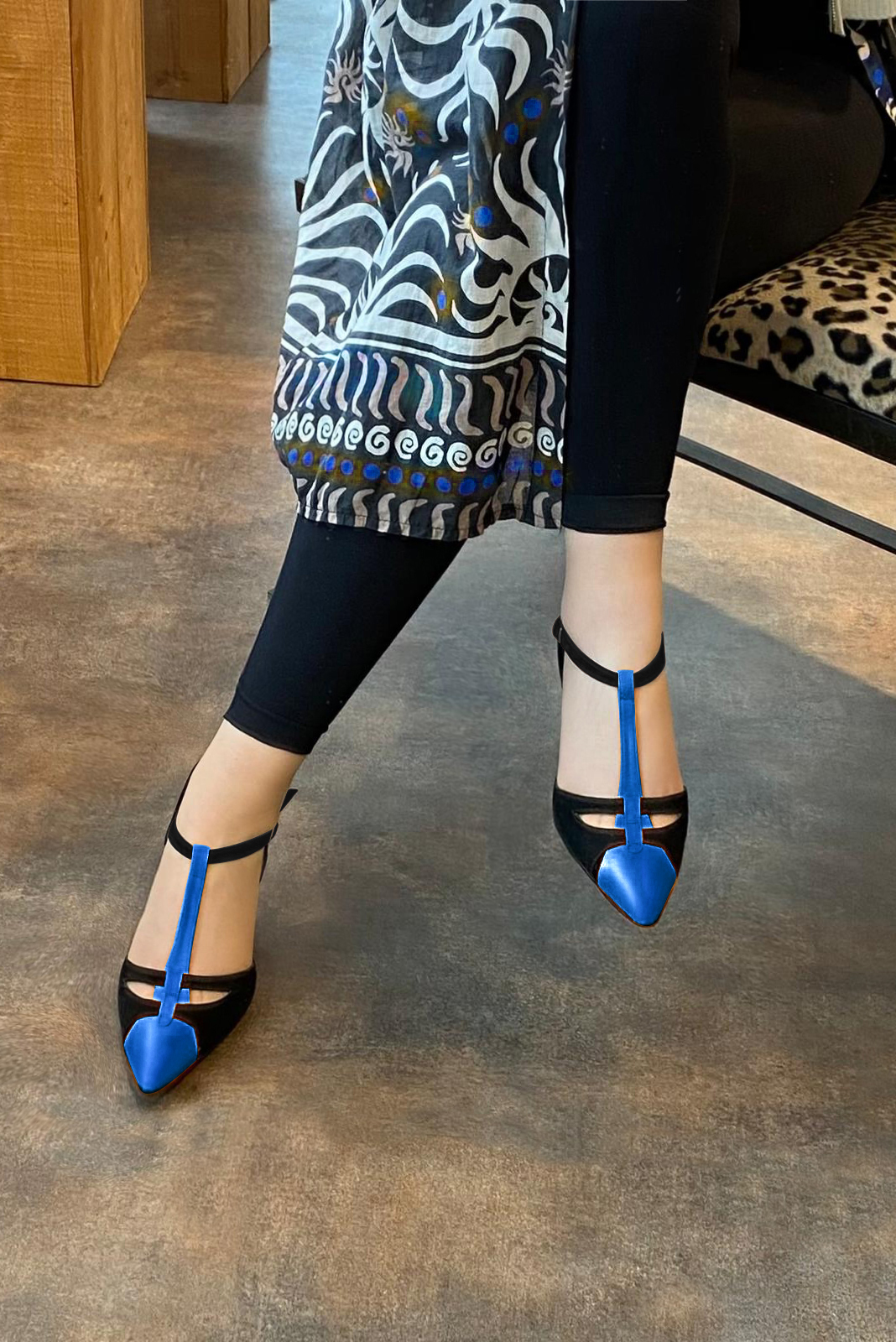 Chaussure femme à brides : Salomé côtés ouverts couleur bleu électrique et noir mat. Bout effilé. Talon mi-haut évasé. Vue porté - Florence KOOIJMAN