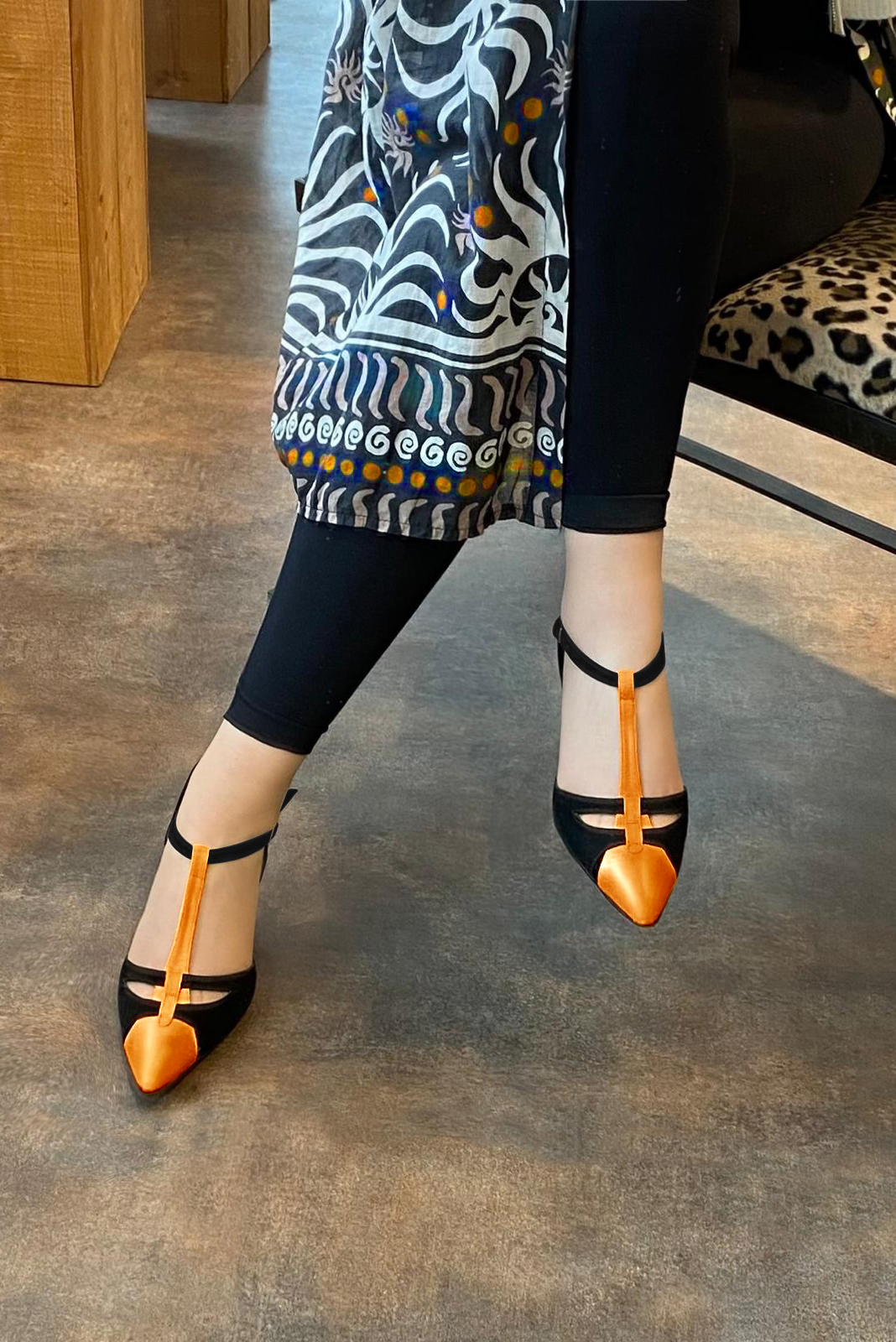 Chaussure femme à brides : Salomé côtés ouverts couleur orange abricot et noir mat. Bout effilé. Talon mi-haut évasé. Vue porté - Florence KOOIJMAN