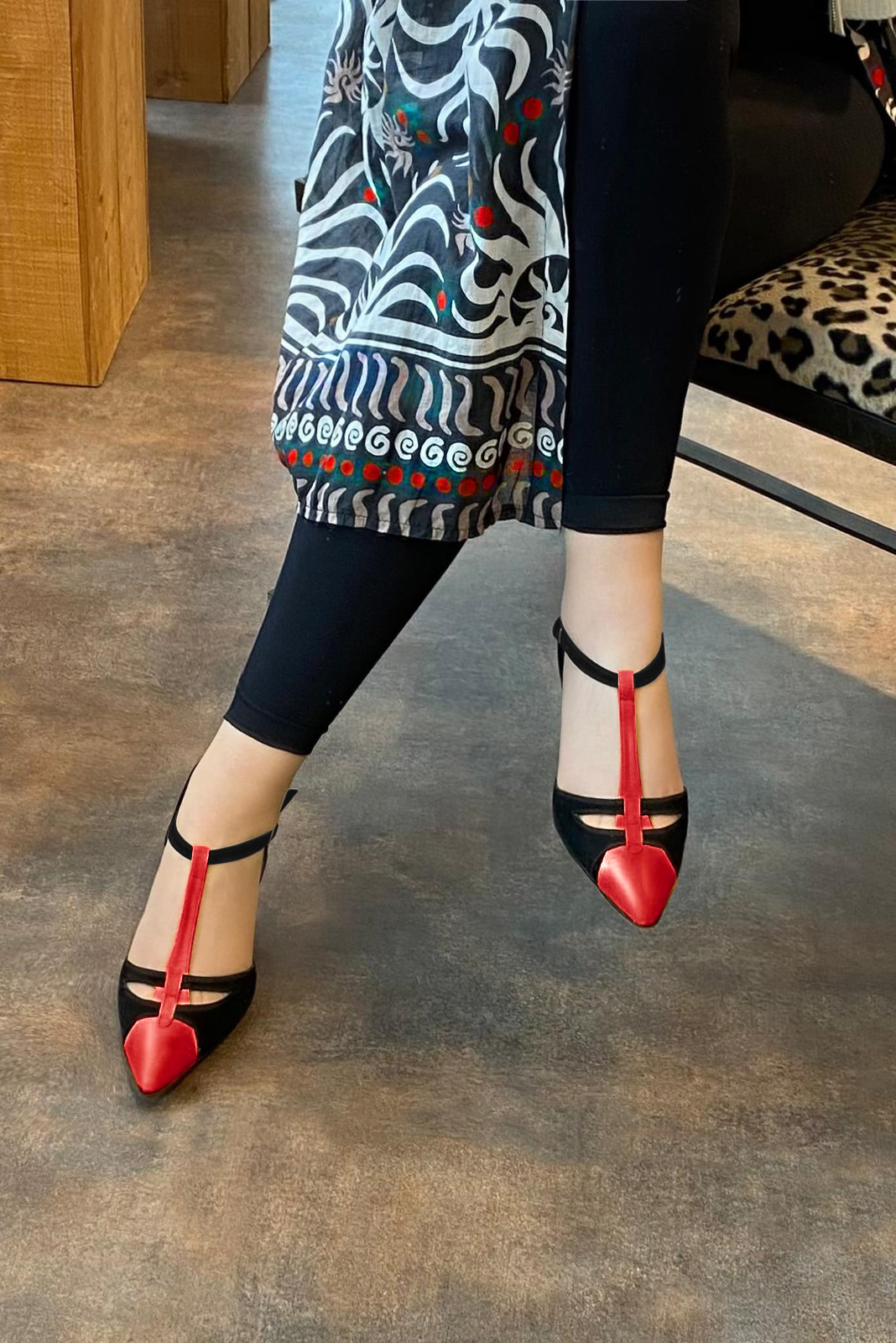 Chaussure femme à brides : Salomé côtés ouverts couleur rouge coquelicot et noir mat. Bout effilé. Talon mi-haut évasé. Vue porté - Florence KOOIJMAN