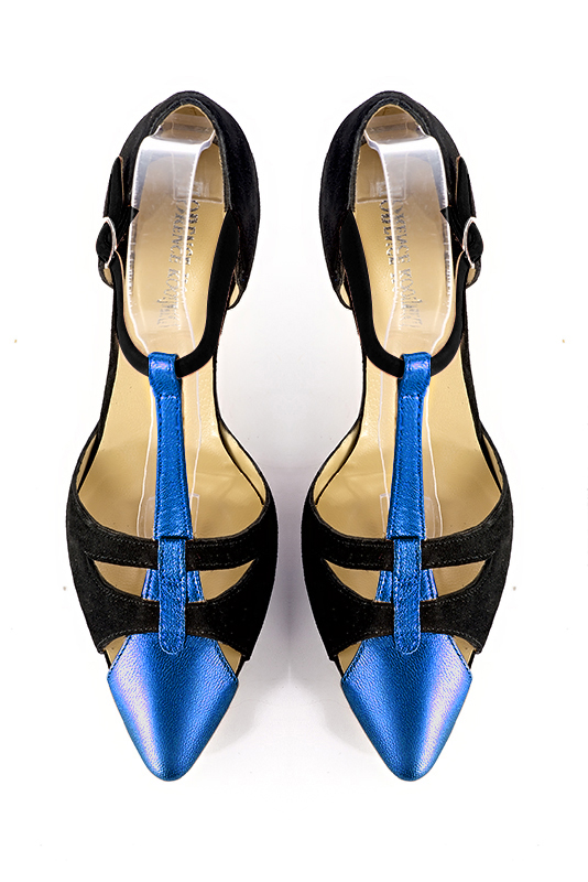 Chaussure femme à brides : Salomé côtés ouverts couleur bleu électrique et noir mat. Bout effilé. Talon mi-haut évasé. Vue du dessus - Florence KOOIJMAN