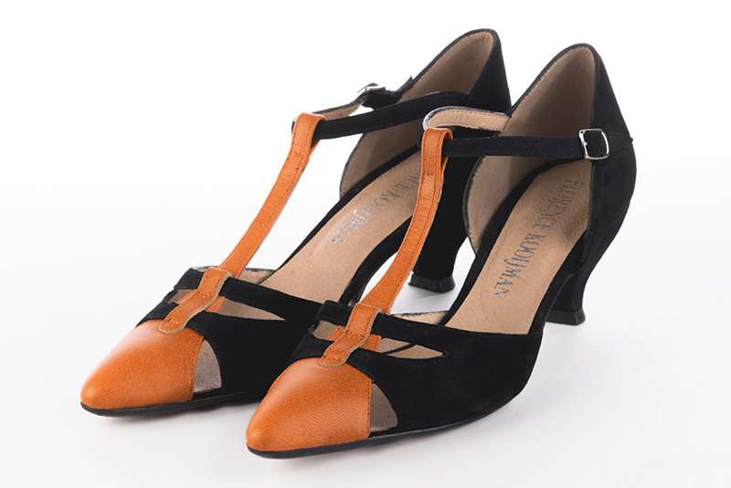 Chaussure femme à brides : Salomé côtés ouverts couleur orange abricot et noir mat. Bout effilé. Talon mi-haut bobine Vue avant - Florence KOOIJMAN
