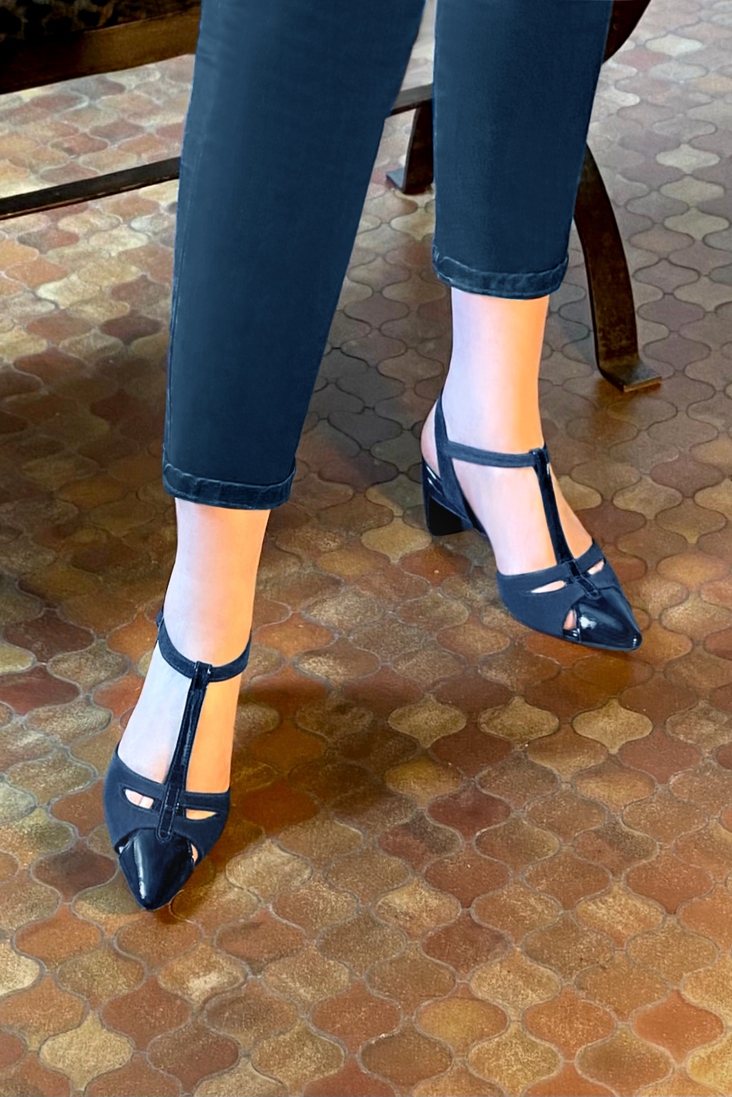 Chaussure femme à brides : Salomé ouverte à l'arrière couleur bleu marine. Bout effilé. Talon mi-haut virgule. Vue porté - Florence KOOIJMAN