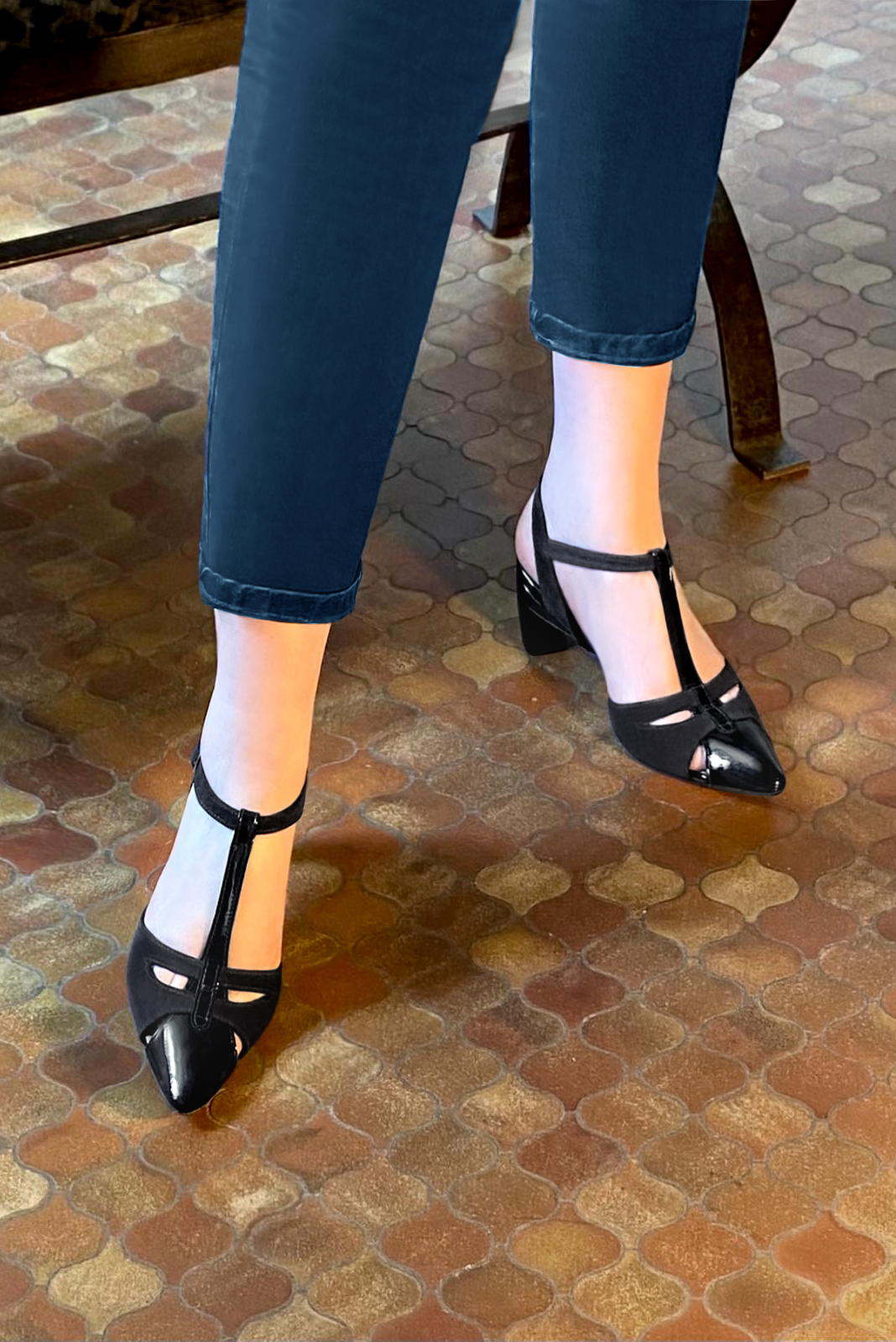Chaussure femme à brides : Salomé ouverte à l'arrière couleur noir brillant. Bout effilé. Talon mi-haut virgule. Vue porté - Florence KOOIJMAN