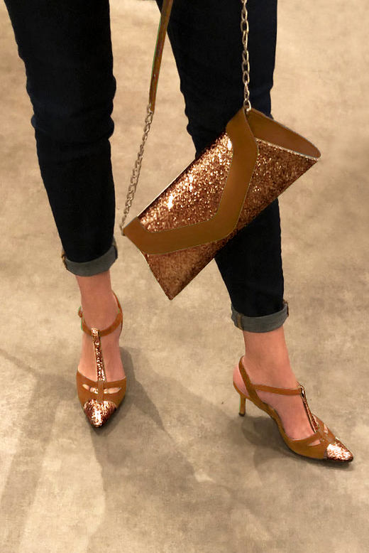Chaussure femme à brides : Salomé ouverte à l'arrière couleur marron caramel. Bout effilé. Talon haut fin. Vue porté - Florence KOOIJMAN