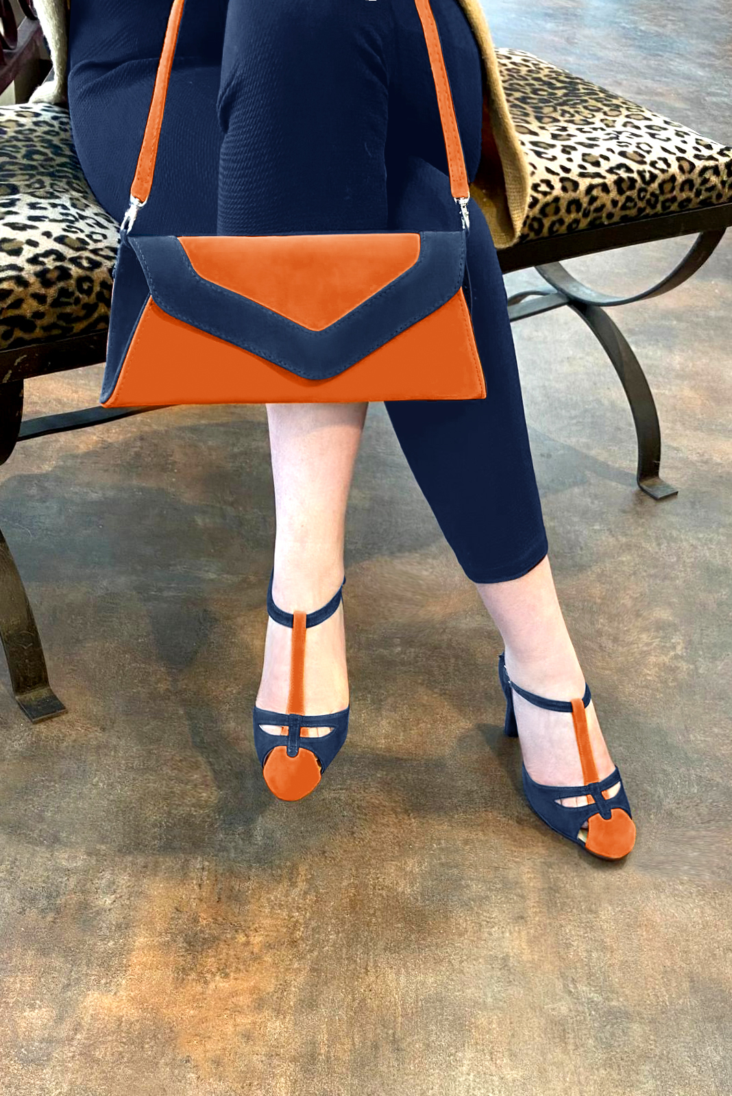 Chaussure femme à brides : Salomé côtés ouverts couleur orange clémentine et bleu marine. Bout rond. Talon haut trotteur. Vue porté - Florence KOOIJMAN