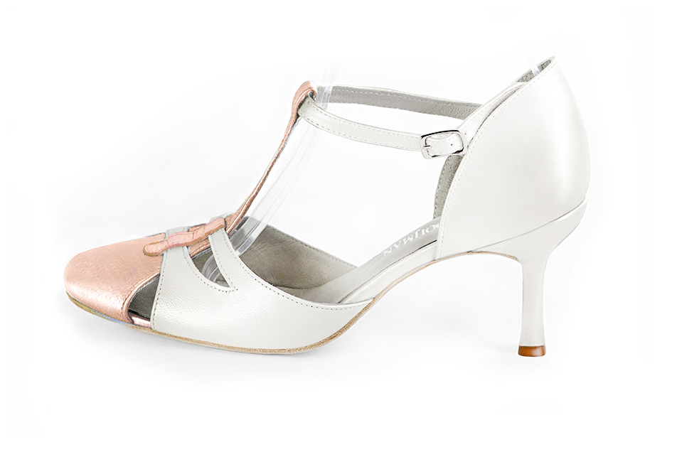 Salomés habillées, élégantes et raffinées, ouvertes sur les côtés, coloris rose poudré et blanc pur. Bout rond. Haut. Talon fin. Cérémonie, soirée, cocktail, évènementiel. Personnalisation : Choix des cuirs, 
                des couleurs et des talons. Petites et grandes pointures. - Florence KOOIJMAN