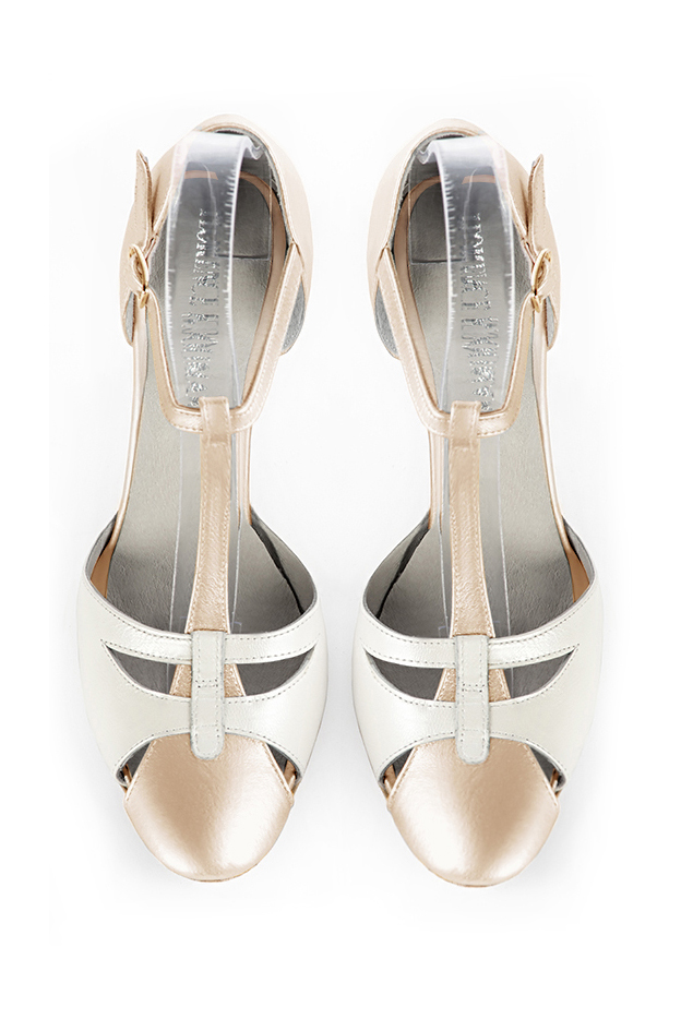 Salomés habillées, élégantes et raffinées, ouvertes sur les côtés, coloris or doré et blanc pur. Bout rond. Haut. Talon fin. Cérémonie, soirée, cocktail, évènementiel. Personnalisation : Choix des cuirs, 
                des couleurs et des talons. Petites et grandes pointures. - Florence KOOIJMAN