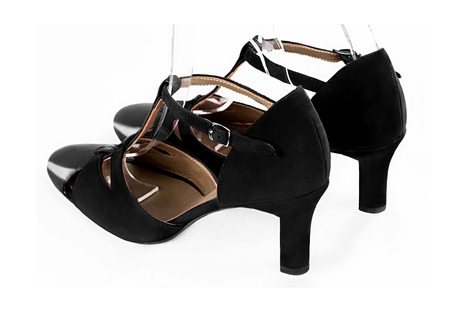 Salomés habillées, élégantes et raffinées, ouvertes sur les côtés, coloris noir brillant. Bout rond. Haut. Talon trotteur. Cérémonie, soirée, cocktail, évènementiel. Personnalisation : Choix des cuirs, 
                des couleurs et des talons. Petites et grandes pointures. - Florence KOOIJMAN