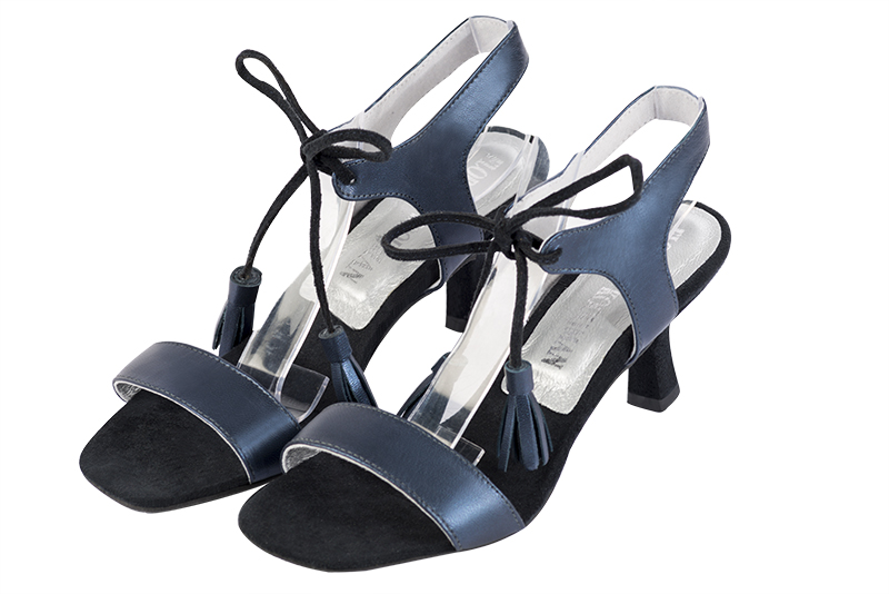 Chaussure femme ouverte : Sandale complétement ouverte avec une bride sur le cou-de-pied couleur bleu indigo. Talon mi-haut à haut. Talon bobine. Bout carré - Florence KOOIJMAN