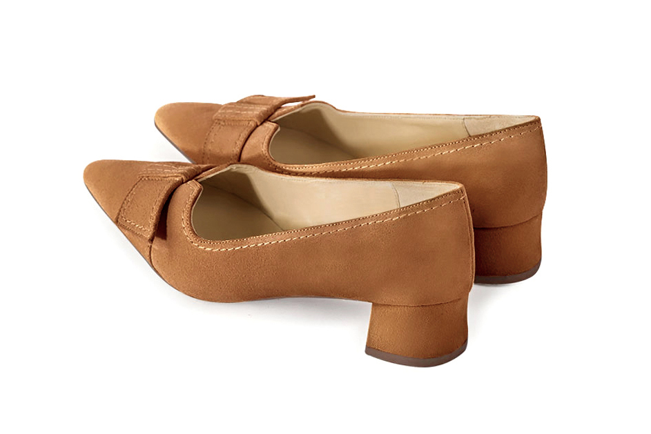 Escarpins avec un noeud beige camel. Bout effilé. Talon évasé de 3.5 cm - Vue arrière