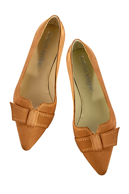 Escarpin :  couleur beige camel. Bout effilé. Petit talon évasé. Vue du dessus - Florence KOOIJMAN