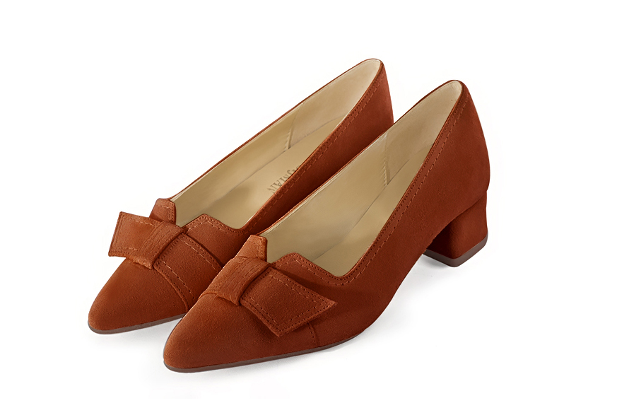 Escarpins avec un noeud orange corail. Bout effilé. Talon évasé de 3.5 cm - Vue avant