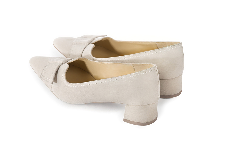 Escarpins avec un noeud blanc cassé. Bout effilé. Talon évasé de 3.5 cm - Vue arrière