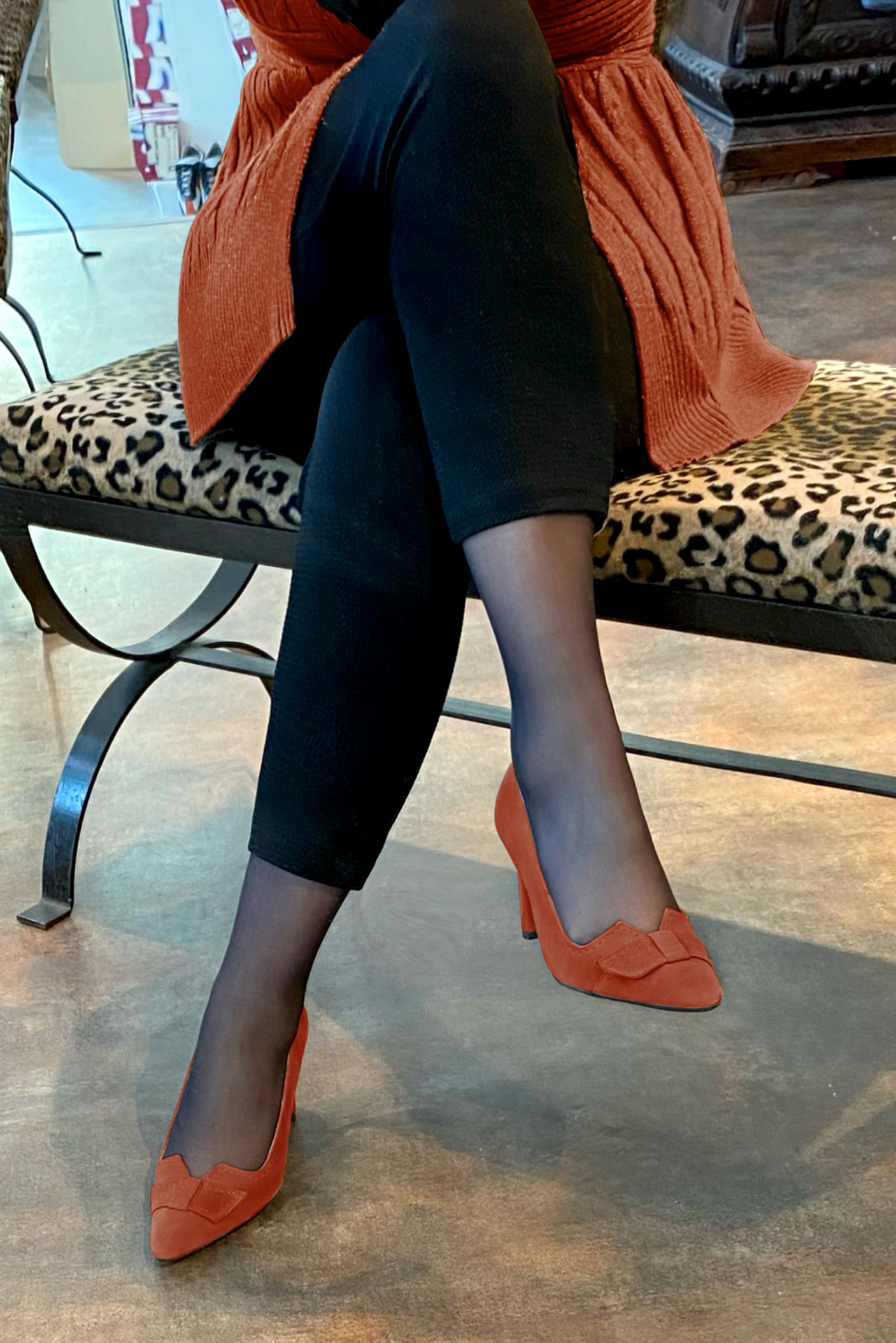 Escarpins avec un noeud orange corail. Bout effilé. Talon trotteur de 8 cm - Vue porté