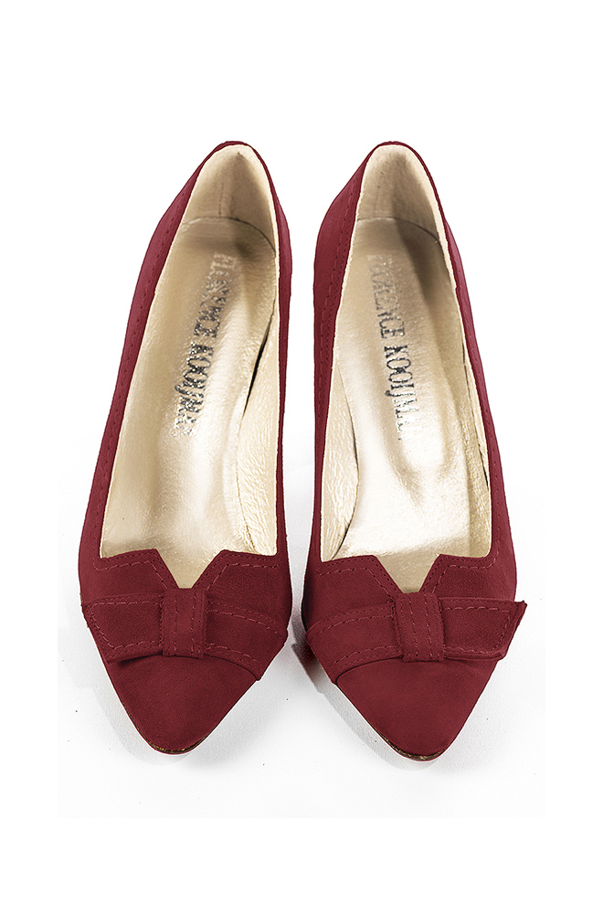 Escarpins avec un noeud rouge bordeaux. Bout effilé. Talon trotteur de 8 cm - Vue du dessus