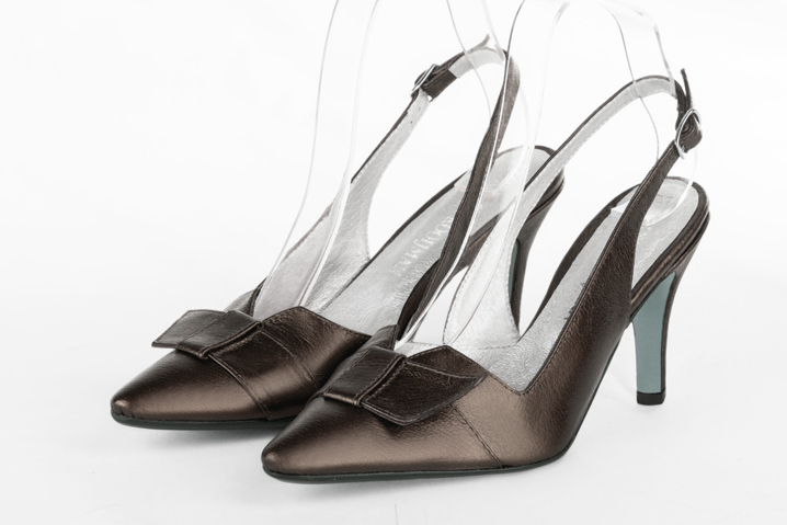 Chaussure femme à brides :  couleur or mordoré. Bout effilé. Talon haut fin Vue avant - Florence KOOIJMAN