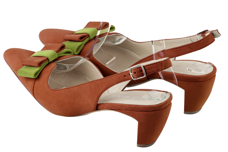 Chaussure femme à brides :  couleur orange corail. Bout effilé. Talon mi-haut virgule. Vue arrière - Florence KOOIJMAN