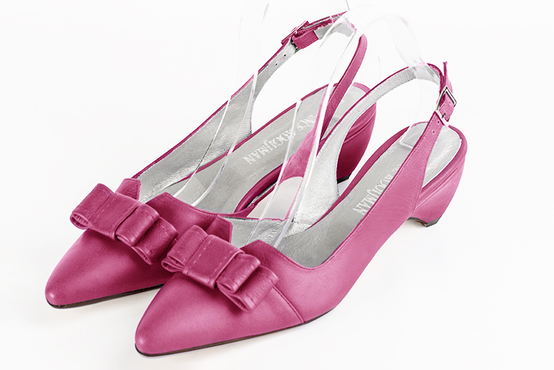 Escarpins habillés, élégants et raffinés, ouverts à l'arrière avec un noeud sur l'avant, coloris rose fuchsia. Bout effilé. Mi-haut. Talon compensé. Cérémonie, soirée, cocktail, évènementiel. Personnalisation : Choix des cuirs, 
                des couleurs et des talons. Petites et grandes pointures. - Florence KOOIJMAN