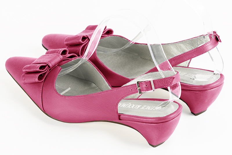 Chaussure femme à brides :  couleur rose fuchsia. Bout effilé. Petit talon compensé. Vue arrière - Florence KOOIJMAN