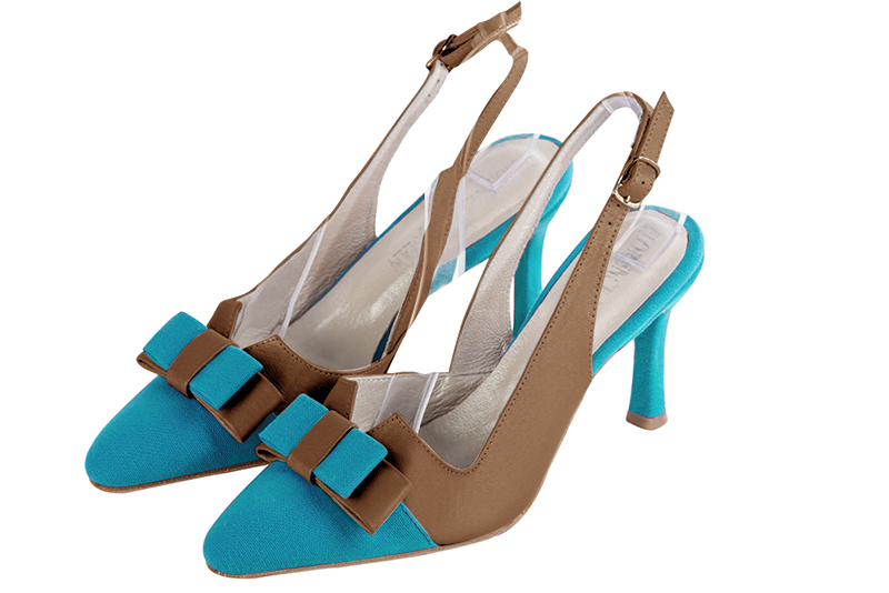 Escarpins habillés, élégants et raffinés, ouverts à l'arrière avec un noeud sur l'avant, coloris bleu turquoise et marron caramel. Bout effilé. Haut. Talon fin. Cérémonie, soirée, cocktail, évènementiel. Personnalisation : Choix des cuirs, 
                des couleurs et des talons. Petites et grandes pointures. - Florence KOOIJMAN