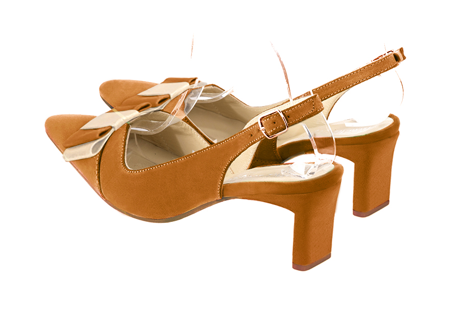 Chaussure femme à brides :  couleur beige camel et or doré. Bout effilé. Talon mi-haut bobine. Vue arrière - Florence KOOIJMAN