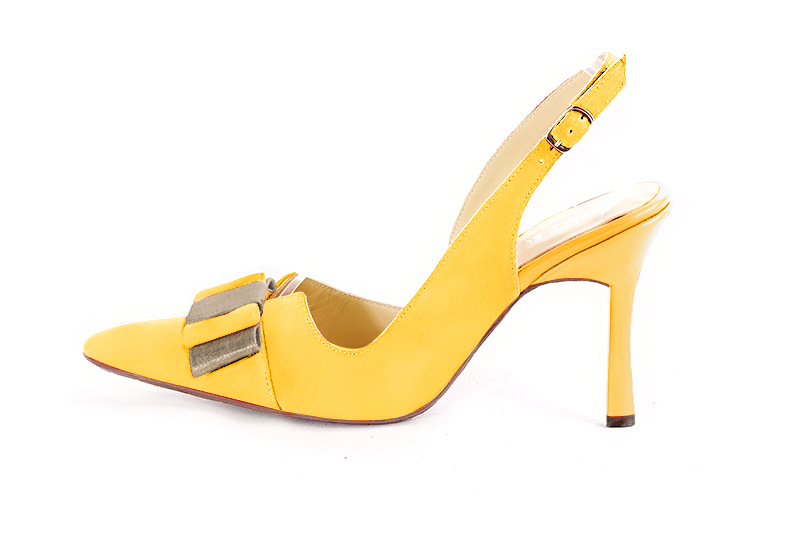 Escarpins habillés, élégants et raffinés, ouverts à l'arrière avec un noeud sur l'avant, coloris jaune soleil et or doré. Bout effilé. Très haut. Talon fin. Cérémonie, soirée, cocktail, évènementiel. Personnalisation : Choix des cuirs, 
                des couleurs et des talons. Petites et grandes pointures. - Florence KOOIJMAN