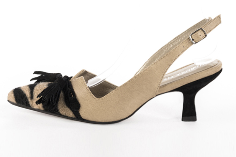 Chaussure femme à brides :  couleur noir safari et blanc ivoire. Bout effilé. Talon mi-haut bobine. Vue de profil - Florence KOOIJMAN