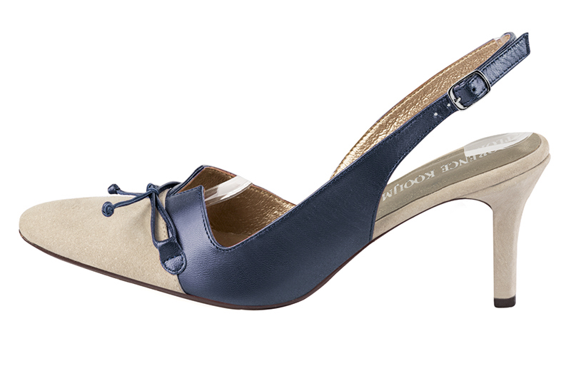 Escarpins habillés, élégants et raffinés, ouverts à l'arrière avec un noeud sur l'avant, coloris blanc ivoire et bleu indigo. Bout effilé. Haut. Talon fin. Cérémonie, soirée, cocktail, évènementiel. Personnalisation : Choix des cuirs, 
                des couleurs et des talons. Petites et grandes pointures. - Florence KOOIJMAN