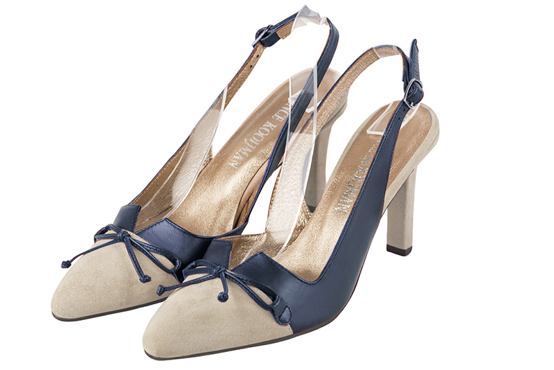 Escarpins habillés, élégants et raffinés, ouverts à l'arrière avec un noeud sur l'avant, coloris blanc ivoire et bleu indigo. Bout effilé. Haut. Talon fin. Cérémonie, soirée, cocktail, évènementiel. Personnalisation : Choix des cuirs, 
                des couleurs et des talons. Petites et grandes pointures. - Florence KOOIJMAN