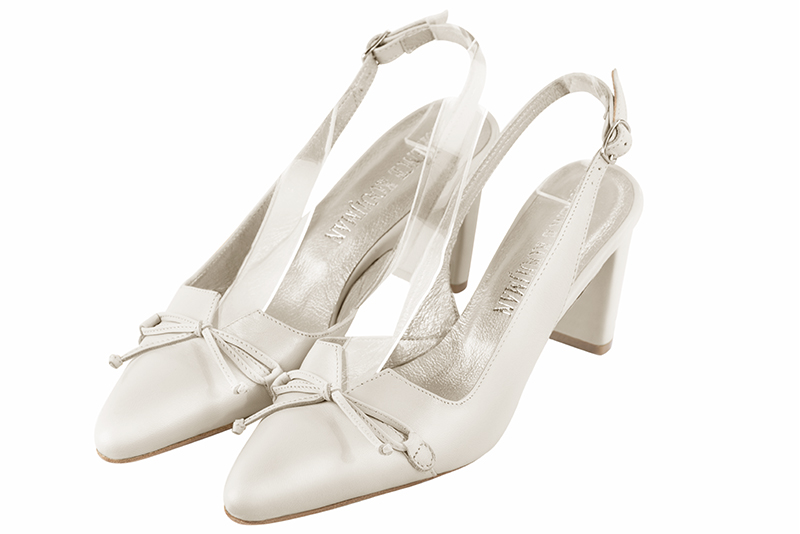 Chaussure femme à brides :  couleur blanc cassé. Bout effilé. Talon mi-haut virgule Vue avant - Florence KOOIJMAN