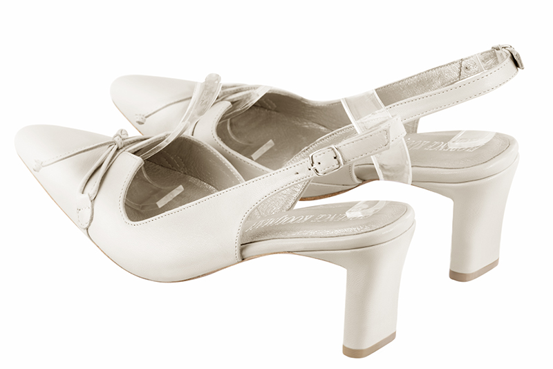 Chaussure femme à brides :  couleur blanc cassé. Bout effilé. Talon mi-haut virgule. Vue arrière - Florence KOOIJMAN