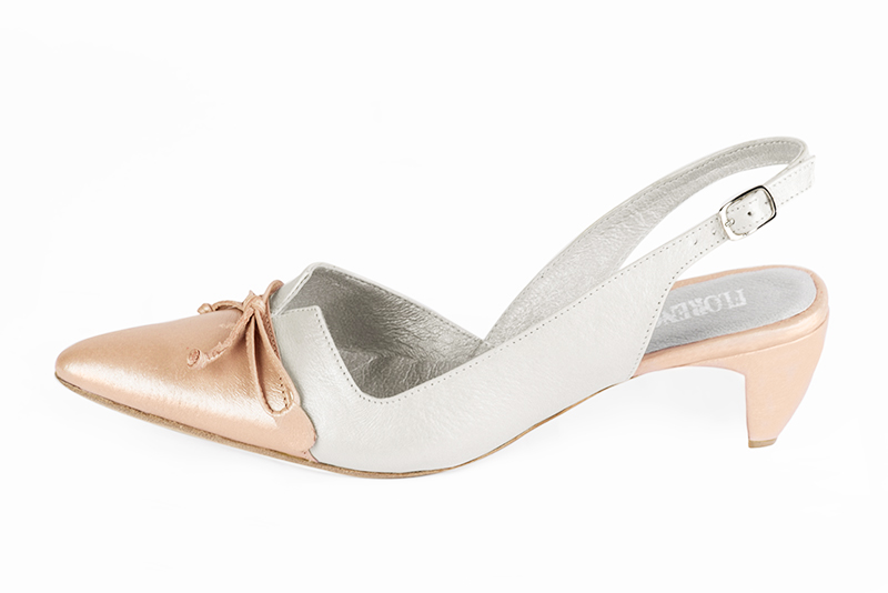 Chaussure femme à brides :  couleur rose poudré et blanc cassé. Bout effilé. Petit talon virgule. Vue de profil - Florence KOOIJMAN