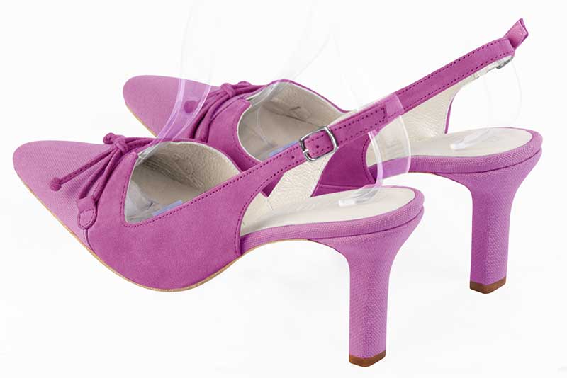 Escarpins habillés, élégants et raffinés, ouverts à l'arrière avec un noeud sur l'avant, coloris violet mauve et rose pivoine. Bout effilé. Haut. Talon fin. Cérémonie, soirée, cocktail, évènementiel. Personnalisation : Choix des cuirs, 
                des couleurs et des talons. Petites et grandes pointures. - Florence KOOIJMAN