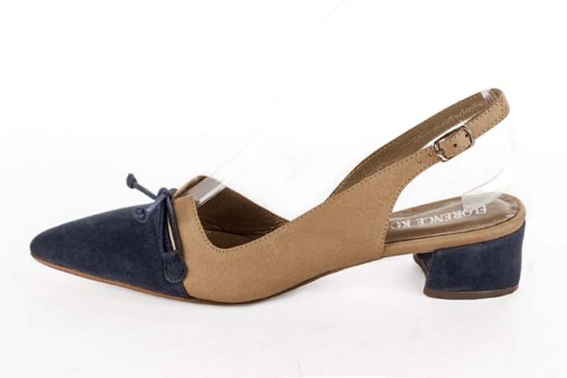 Escarpins habillés, élégants et raffinés, ouverts à l'arrière avec un noeud sur l'avant, coloris bleu marine et beige camel. Bout effilé. Mi-haut. Talon évasé. Cérémonie, soirée, cocktail, évènementiel. Personnalisation : Choix des cuirs, 
                des couleurs et des talons. Petites et grandes pointures. - Florence KOOIJMAN