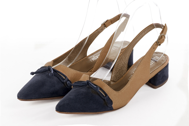 Escarpins habillés, élégants et raffinés, ouverts à l'arrière avec un noeud sur l'avant, coloris bleu marine et beige camel. Bout effilé. Mi-haut. Talon évasé. Cérémonie, soirée, cocktail, évènementiel. Personnalisation : Choix des cuirs, 
                des couleurs et des talons. Petites et grandes pointures. - Florence KOOIJMAN