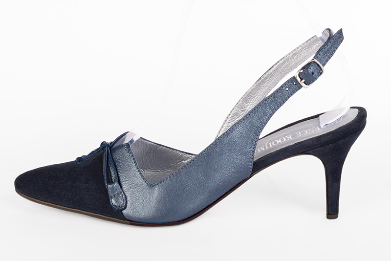 Escarpin :  couleur bleu marine. Bout effilé. Talon haut fin. Vue de profil - Florence KOOIJMAN