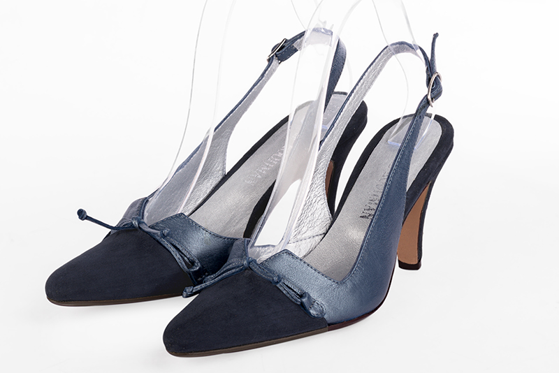Escarpin :  couleur bleu marine. Bout effilé. Talon haut fin Vue avant - Florence KOOIJMAN