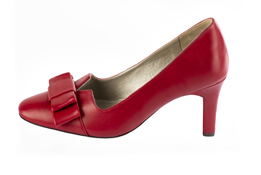 Escarpin :  couleur rouge carmin. Bout rond. Talon haut trotteur. Vue de profil - Florence KOOIJMAN