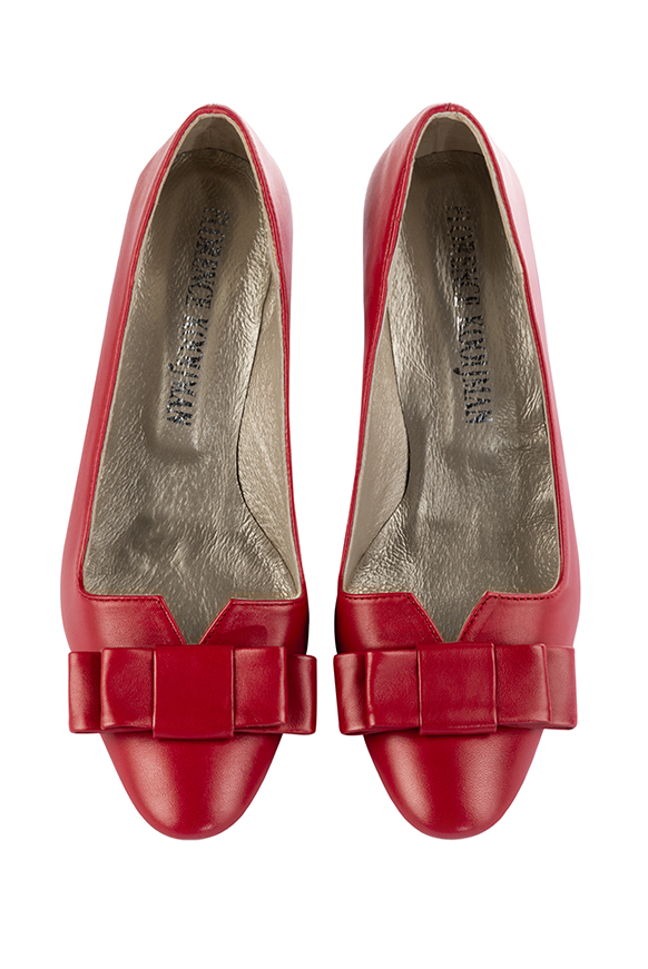 Escarpin :  couleur rouge carmin. Bout rond. Talon haut trotteur. Vue du dessus - Florence KOOIJMAN