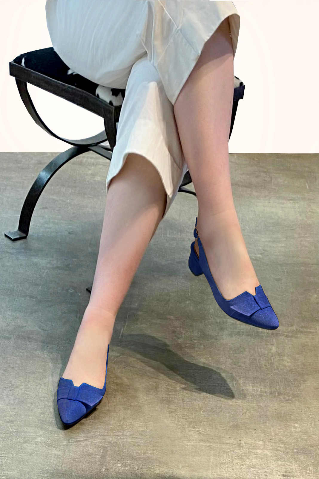 Chaussure femme à brides :  couleur bleu électrique. Bout effilé. Petit talon évasé. Vue porté - Florence KOOIJMAN