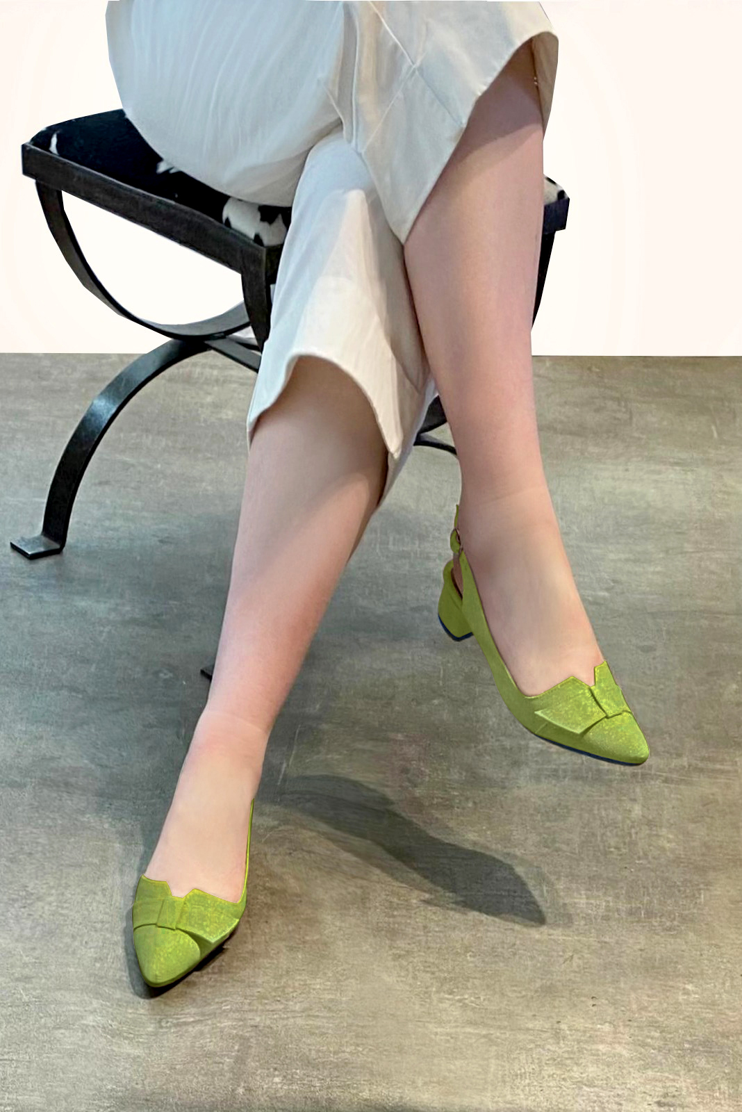 Chaussure femme à brides :  couleur vert anis. Bout effilé. Petit talon évasé. Vue porté - Florence KOOIJMAN