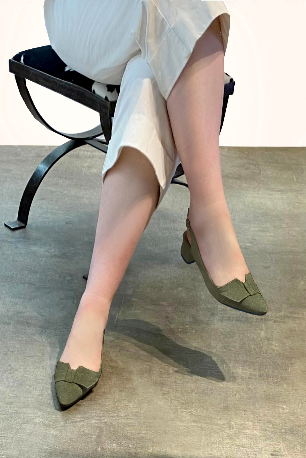 Chaussure femme à brides :  couleur vert kaki. Bout effilé. Petit talon évasé. Vue porté - Florence KOOIJMAN