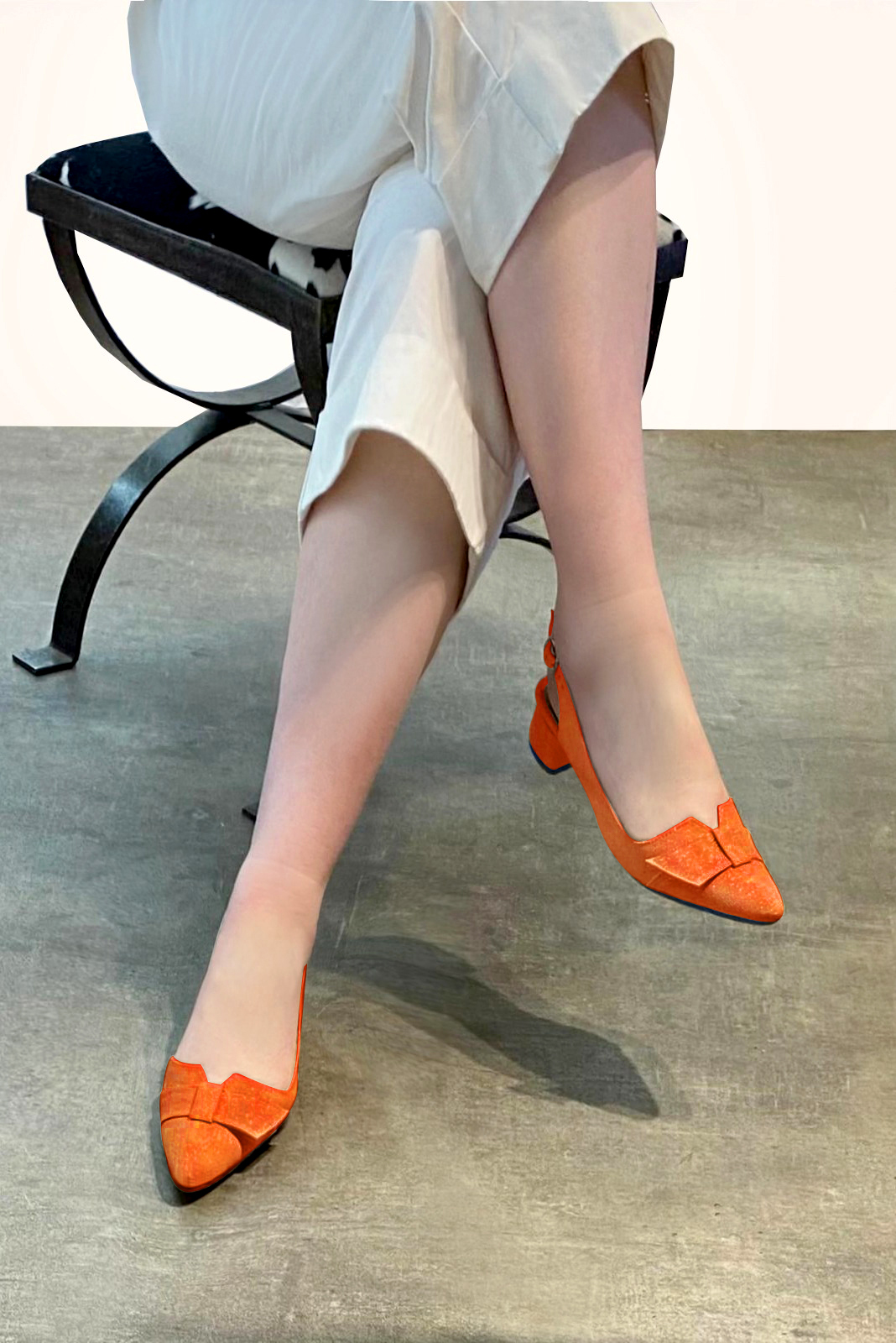 Chaussure femme à brides :  couleur orange clémentine. Bout effilé. Petit talon évasé. Vue porté - Florence KOOIJMAN