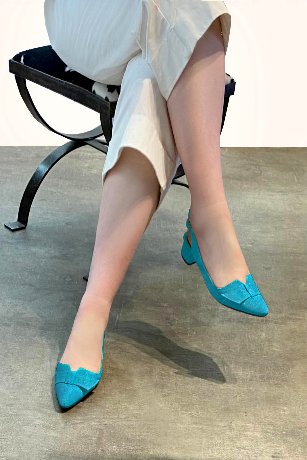 Chaussure femme à brides :  couleur bleu turquoise. Bout effilé. Petit talon évasé. Vue porté - Florence KOOIJMAN