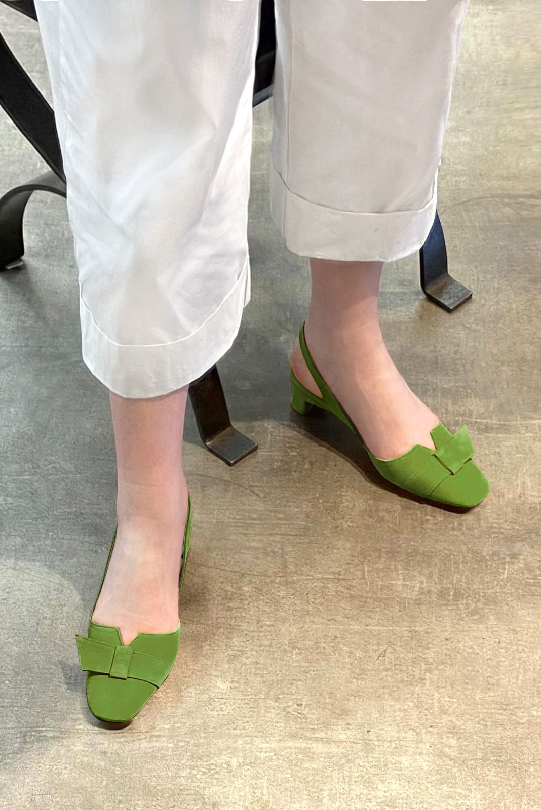 Chaussure femme à brides :  couleur vert anis. Bout carré. Petit talon trotteur. Vue porté - Florence KOOIJMAN