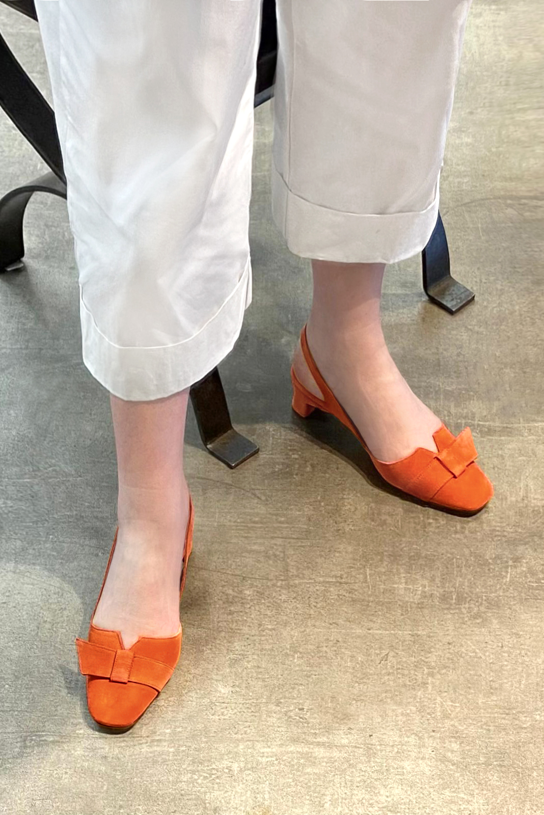 Chaussure femme à brides :  couleur orange clémentine. Bout carré. Petit talon trotteur. Vue porté - Florence KOOIJMAN