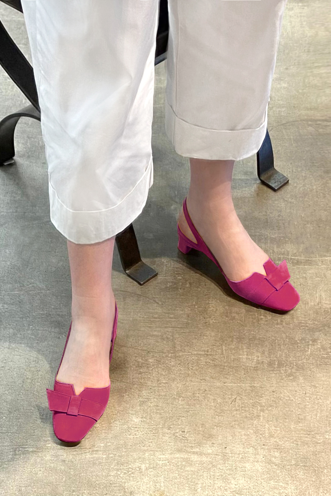 Chaussure femme à brides :  couleur rose fuchsia. Bout carré. Petit talon trotteur. Vue porté - Florence KOOIJMAN